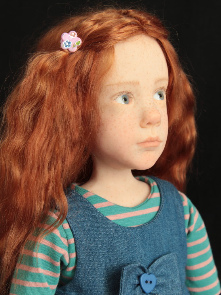 Petite fille rousse avec une robe en jean