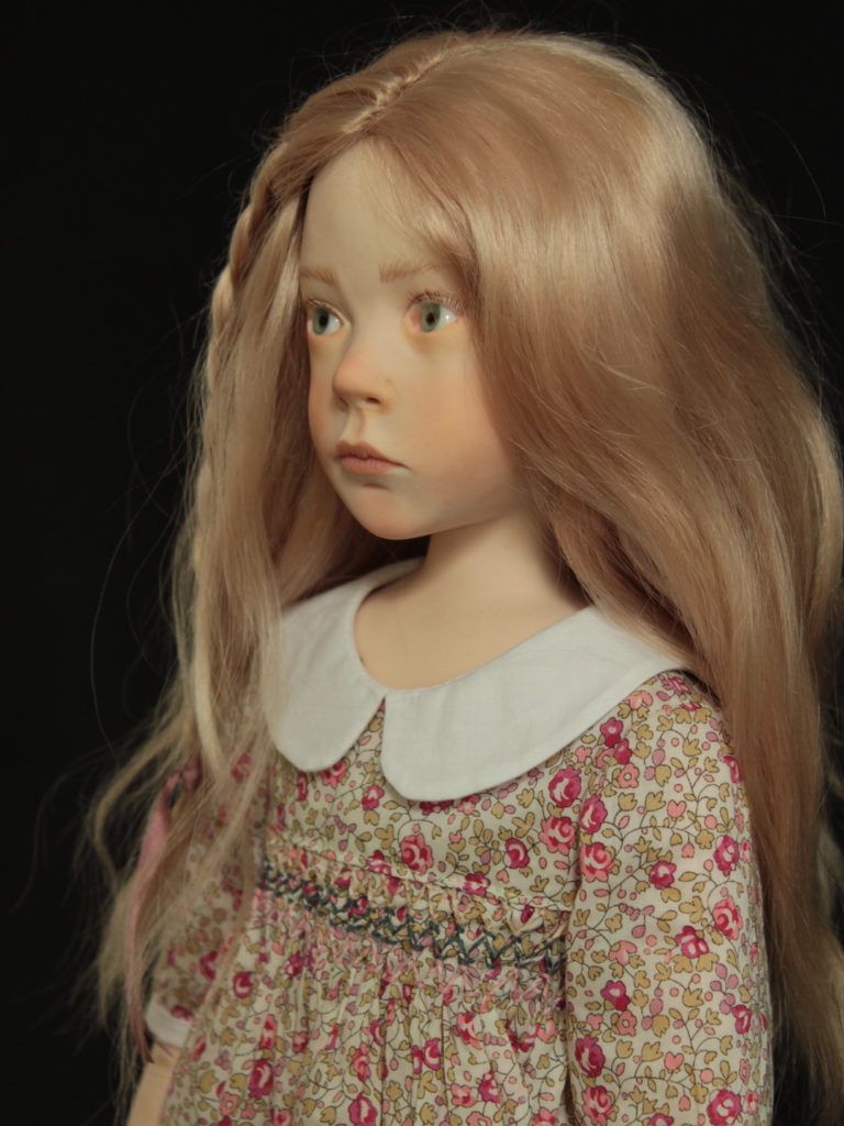 Petite fille blonde en Liberty rose