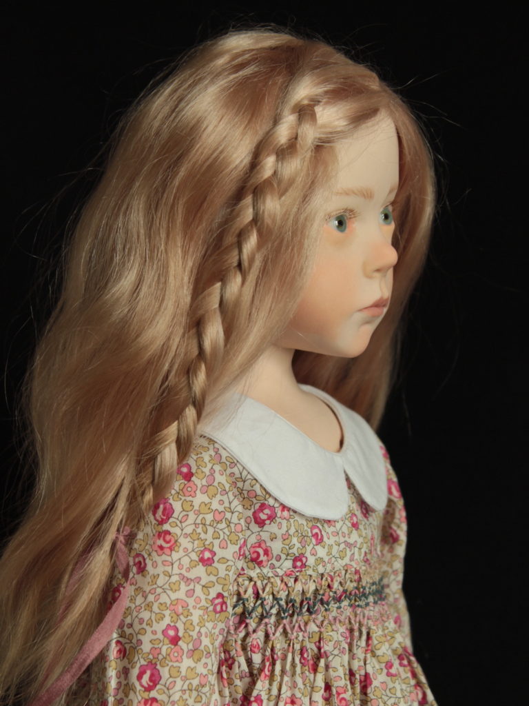 Petite fille blonde en Liberty rose