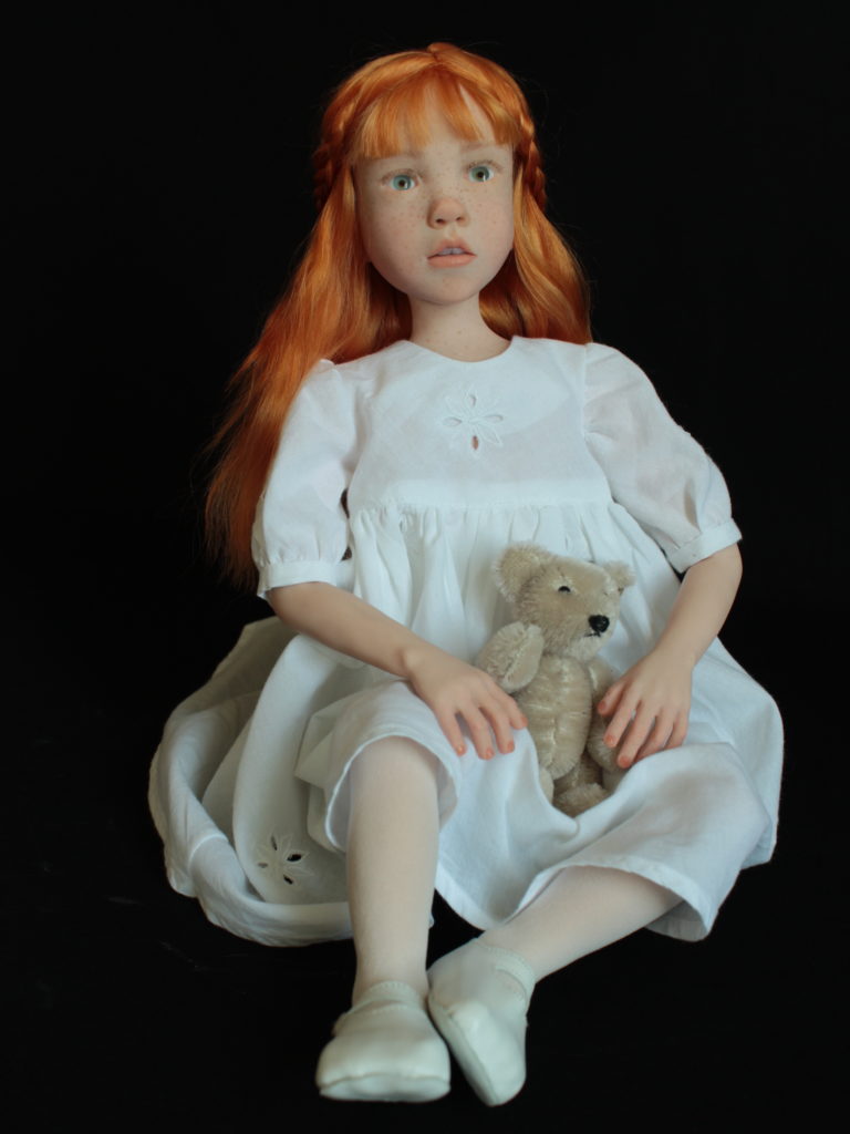 Petite fille rousse assise