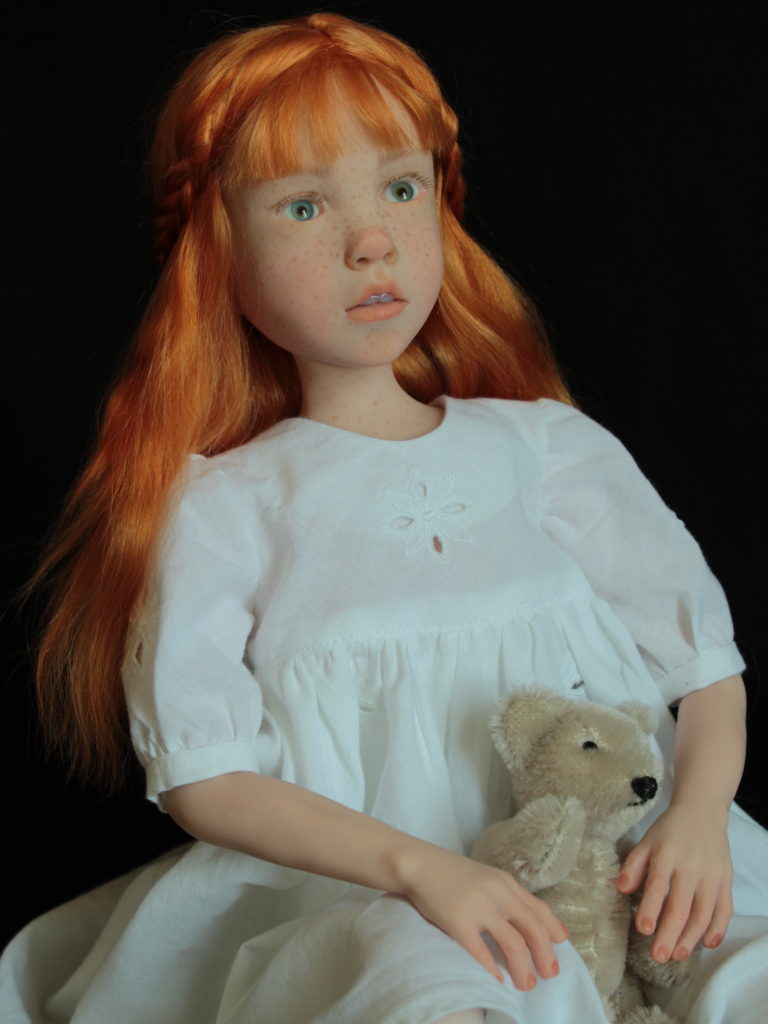 Petite fille rousse assise