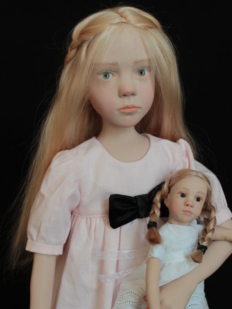 "Petite fille blonde avec une poupée"
