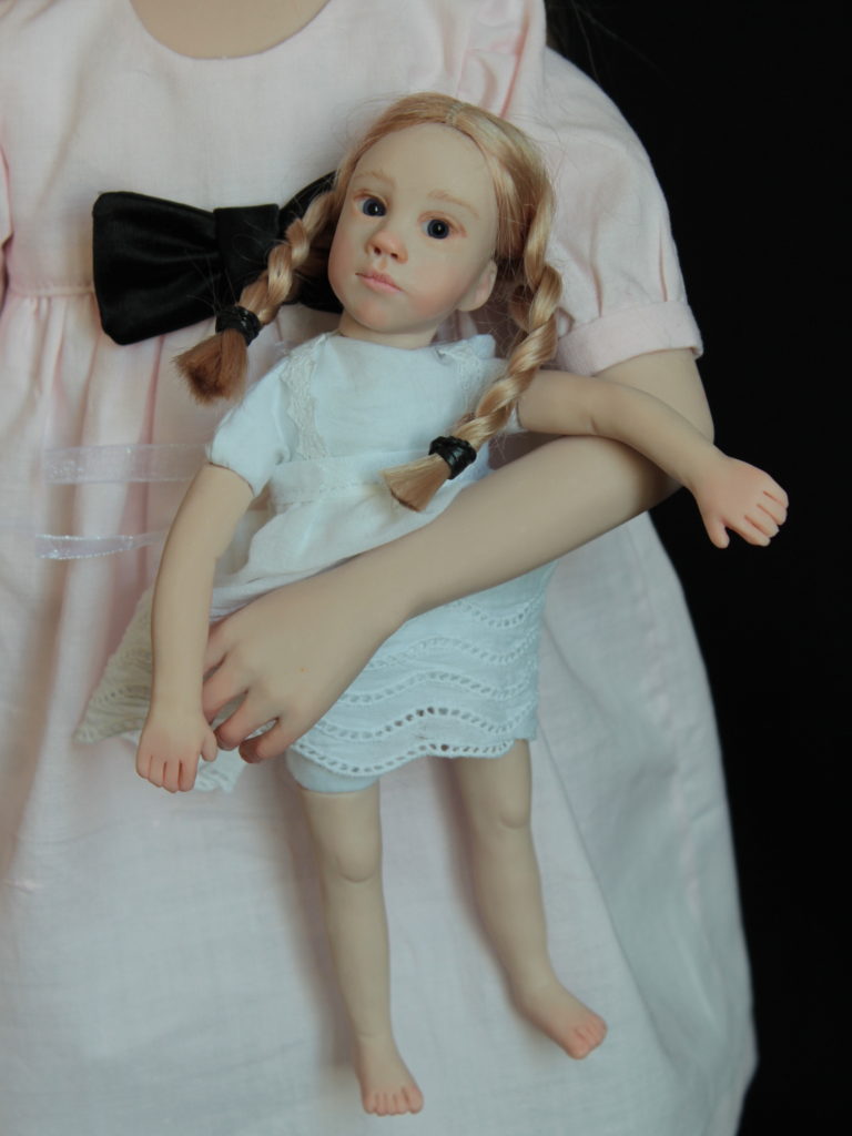"Petite fille blonde avec une poupée"