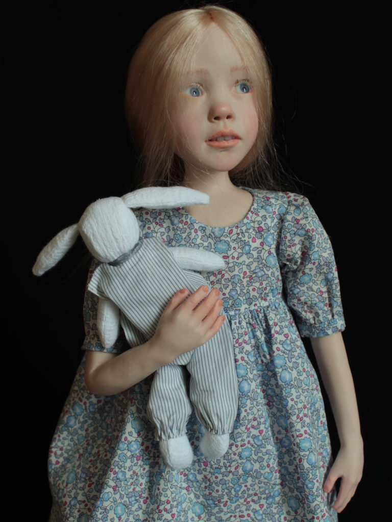 "Petite fille blonde avec un lapin blanc"