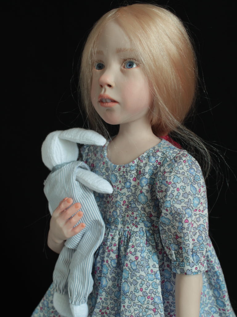 "Petite fille blonde avec un lapin blanc"