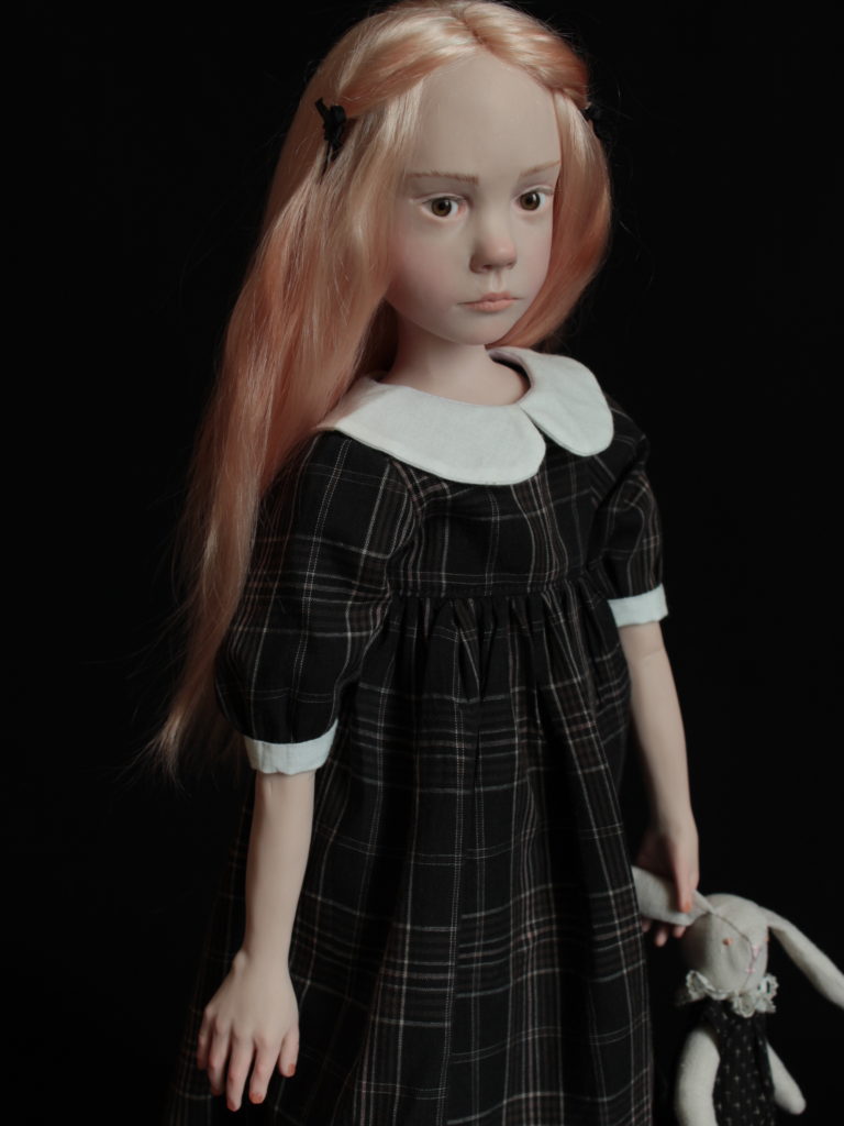 "Petite fille blonde en robe noire"
