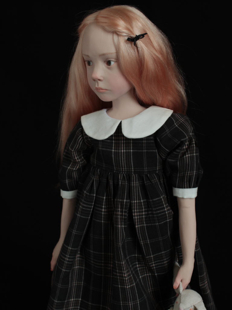 "Petite fille blonde en robe noire"