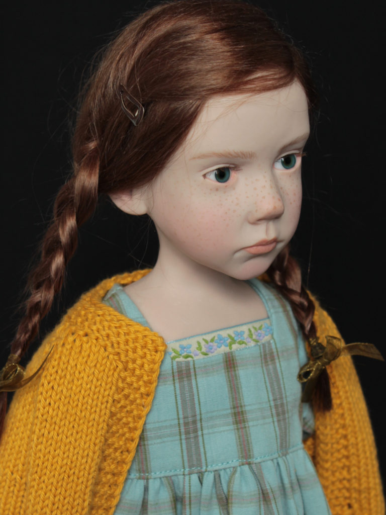 Petite fille brune avec un gilet jaune