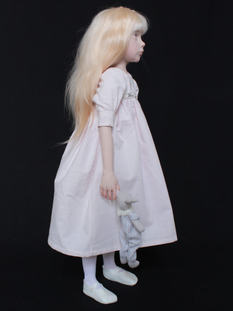 "Petite fille blonde en robe rose"