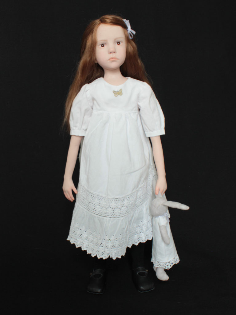 "Petite fille brune en robe blanche"