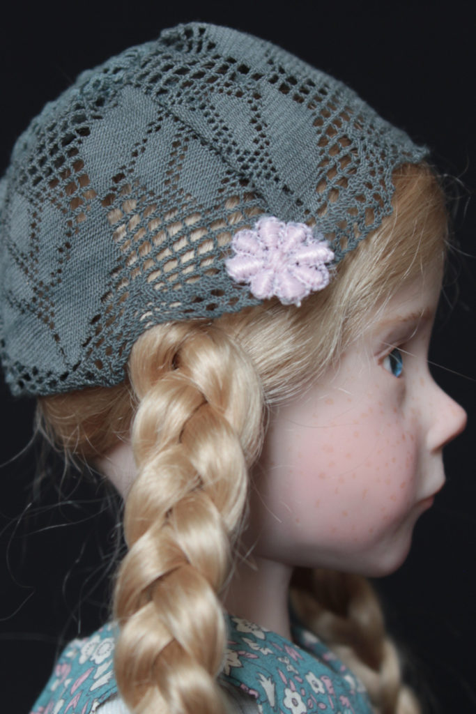 "Petite fille blonde avec un bonnet" - Miniature