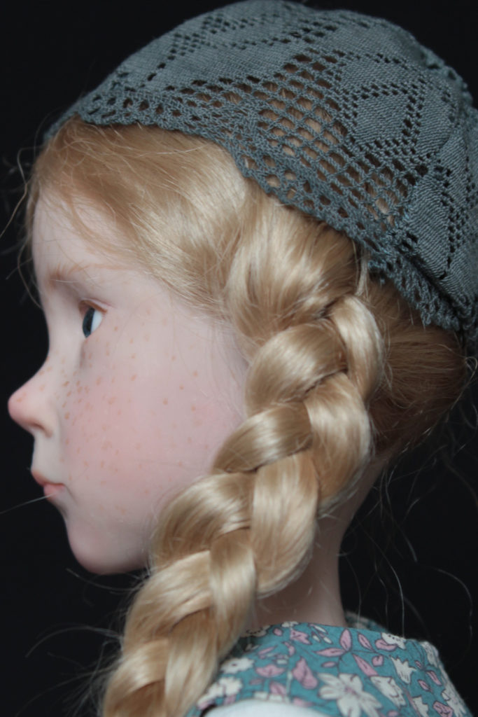"Petite fille blonde avec un bonnet" - Miniature