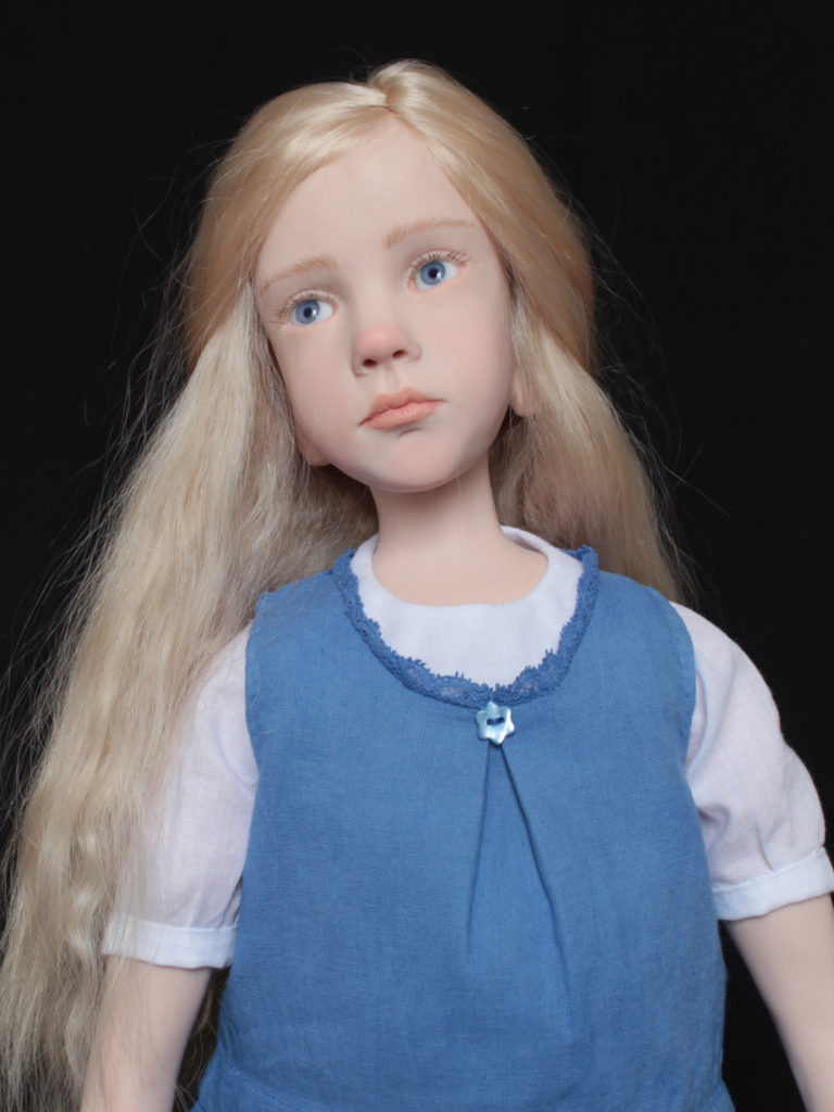 "Petite fille blonde avec une robe bleue"