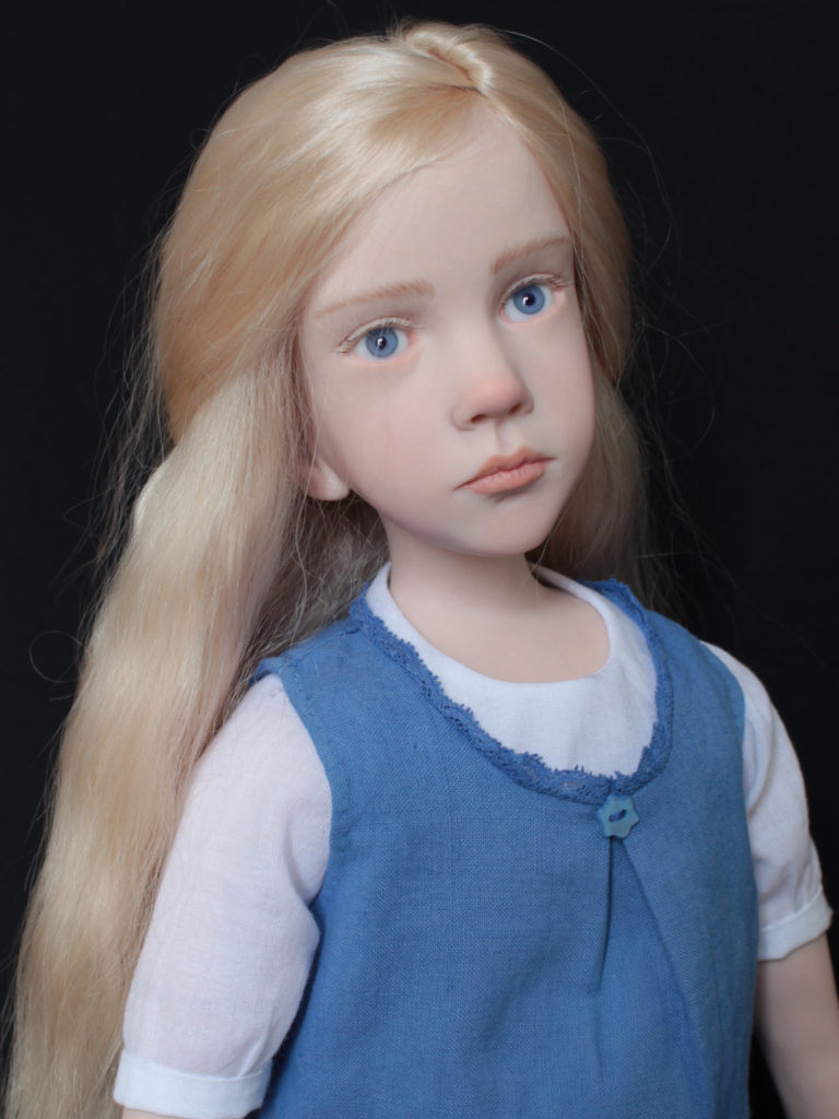 "Petite fille blonde avec une robe bleue"