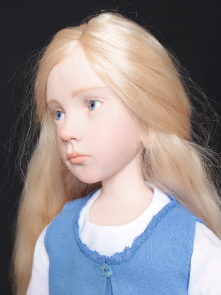 "Petite fille blonde avec une robe bleue"