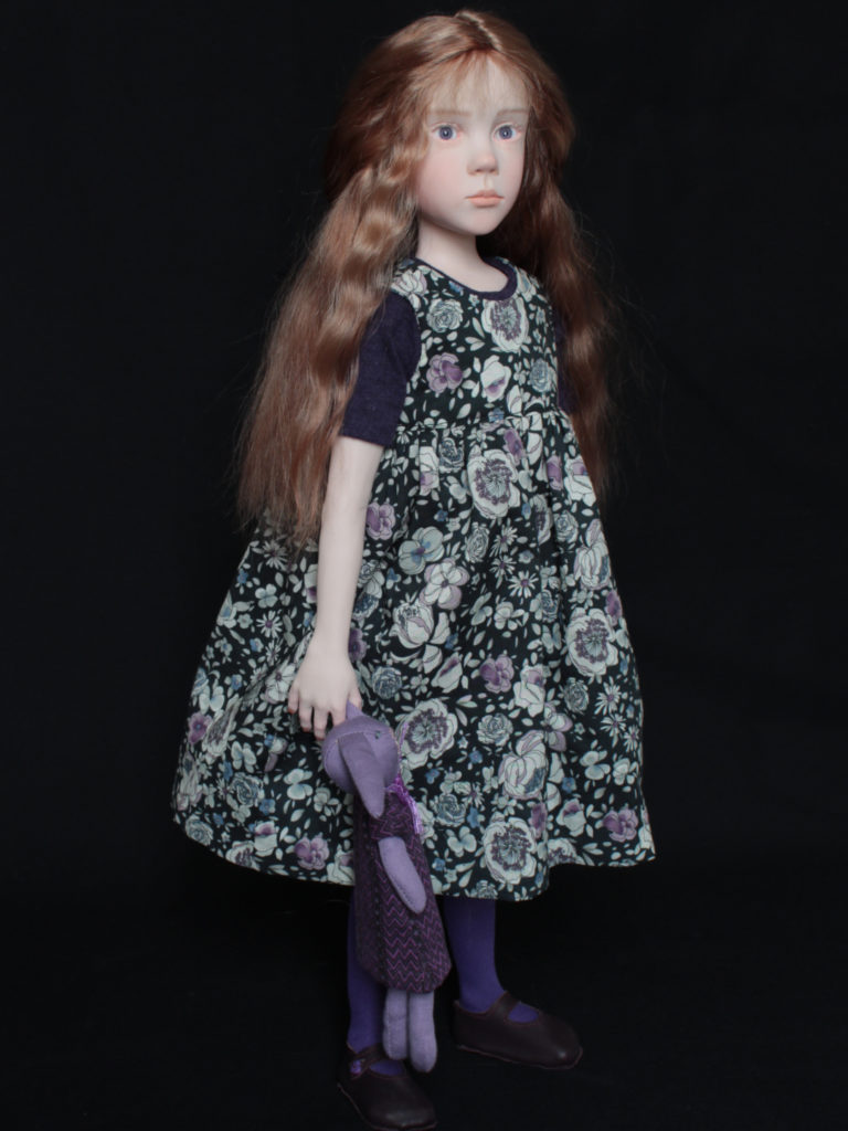 "petite fille brune avec un lapin violet"