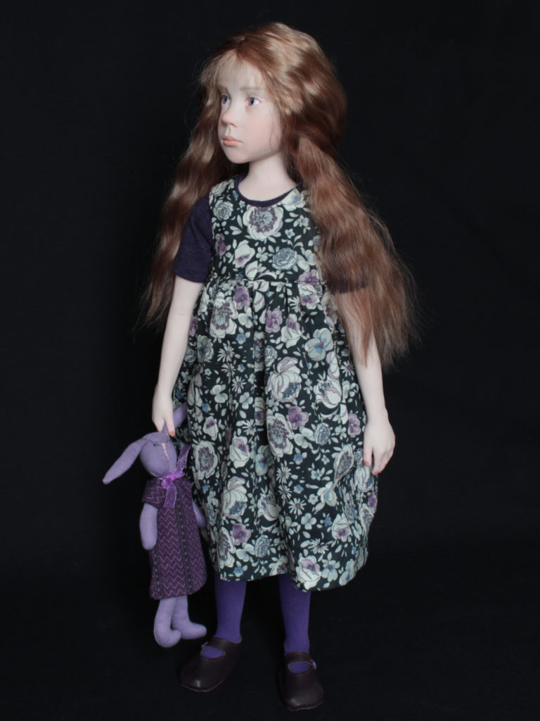 "petite fille brune avec un lapin violet"