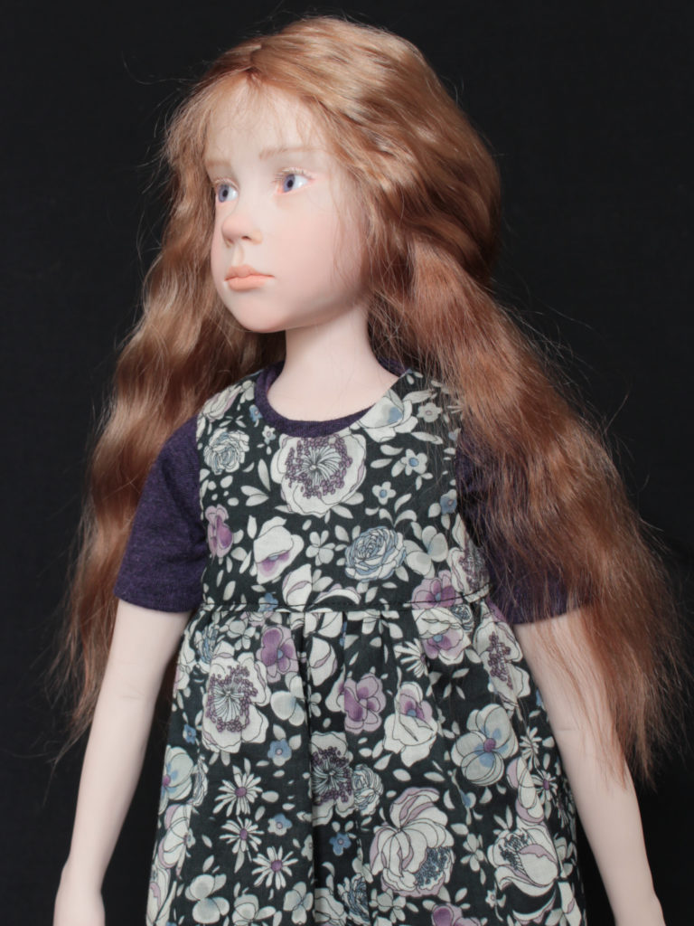 "petite fille brune avec un lapin violet"