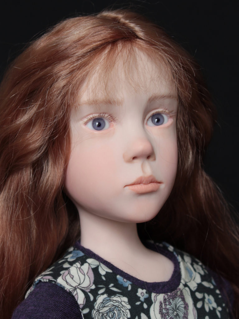 "petite fille brune avec un lapin violet"