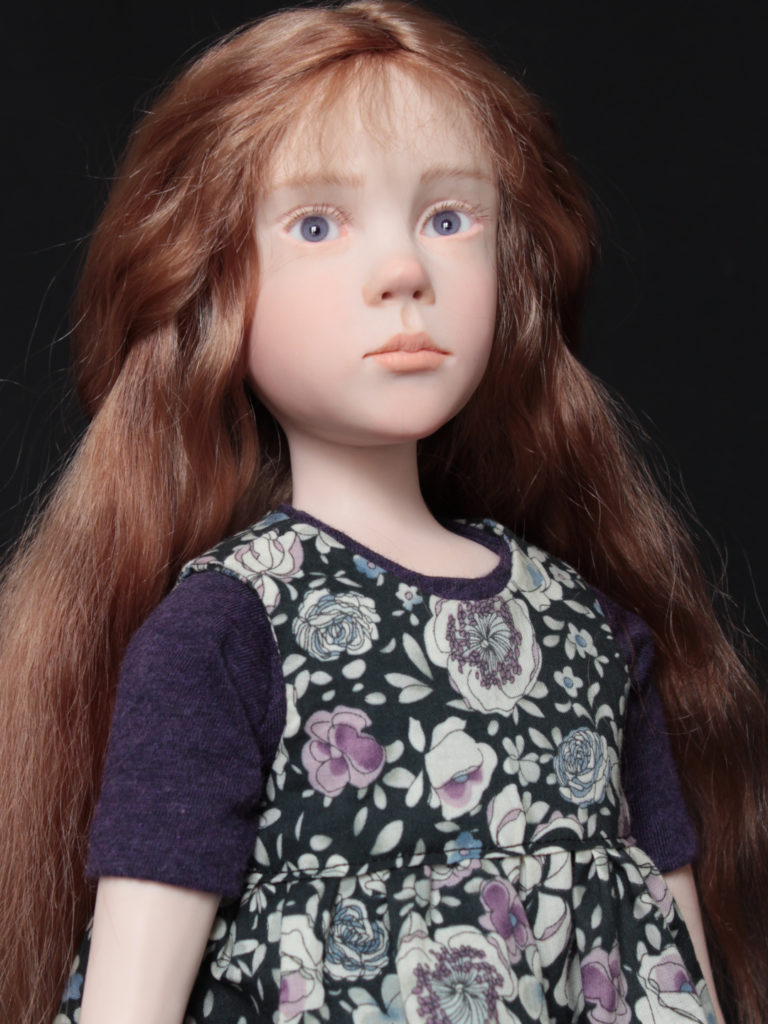 "petite fille brune avec un lapin violet"