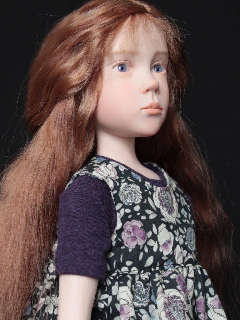 "petite fille brune avec un lapin violet"