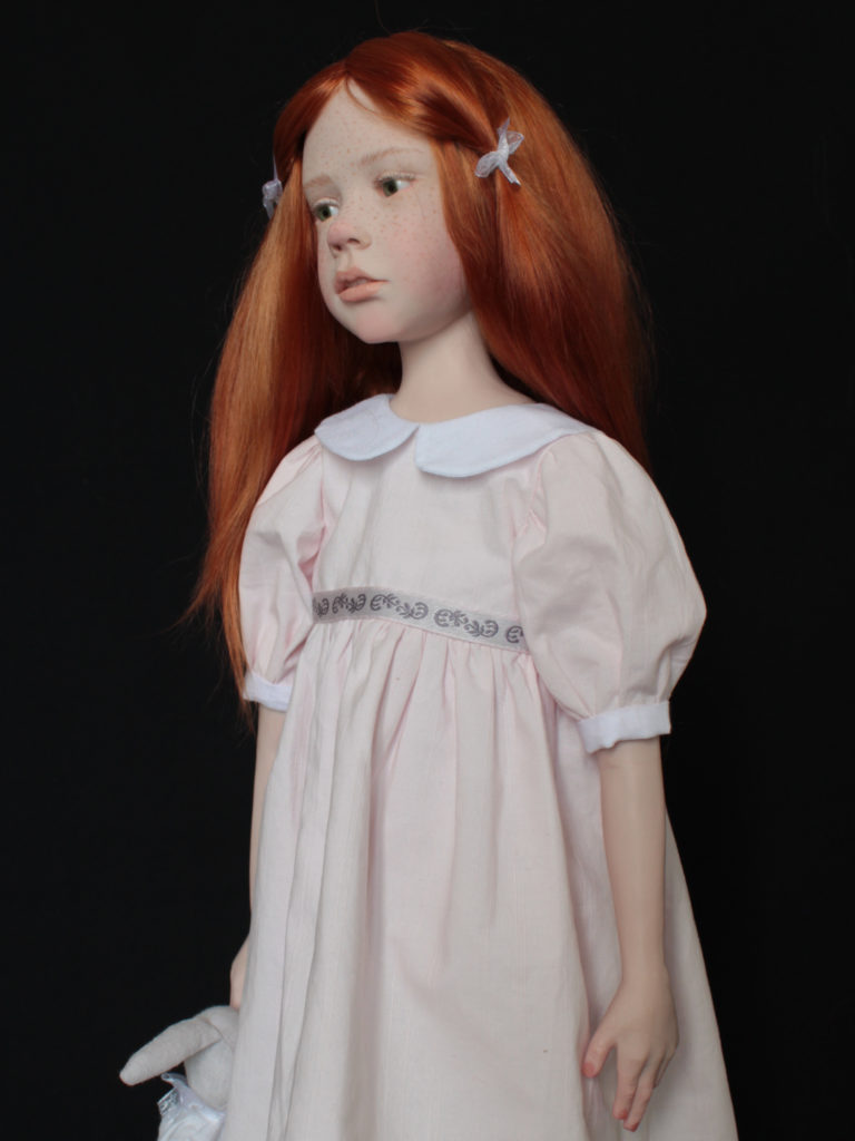 "Petite fille rousse en robe rose"