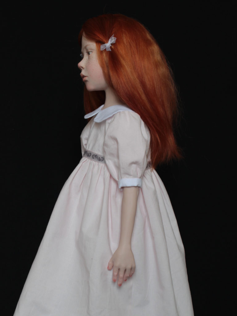 "Petite fille rousse en robe rose"