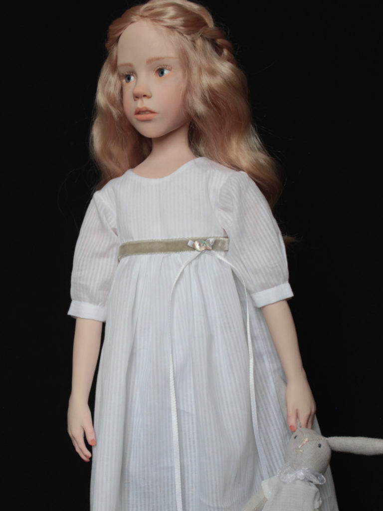 "Petite fille blonde en robe blanche"