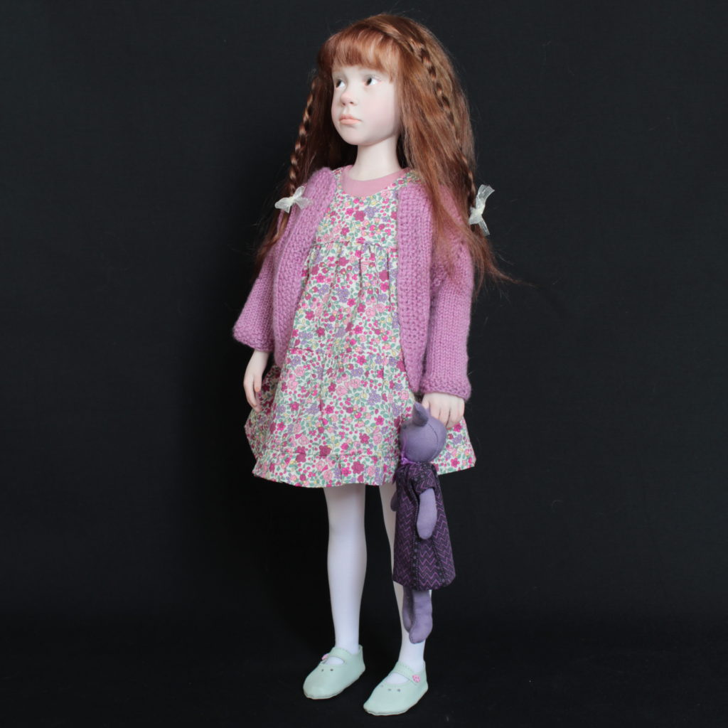 Laurence Ruet sculpture pièce unique petite fille avec un gilet rose - 48 cm -