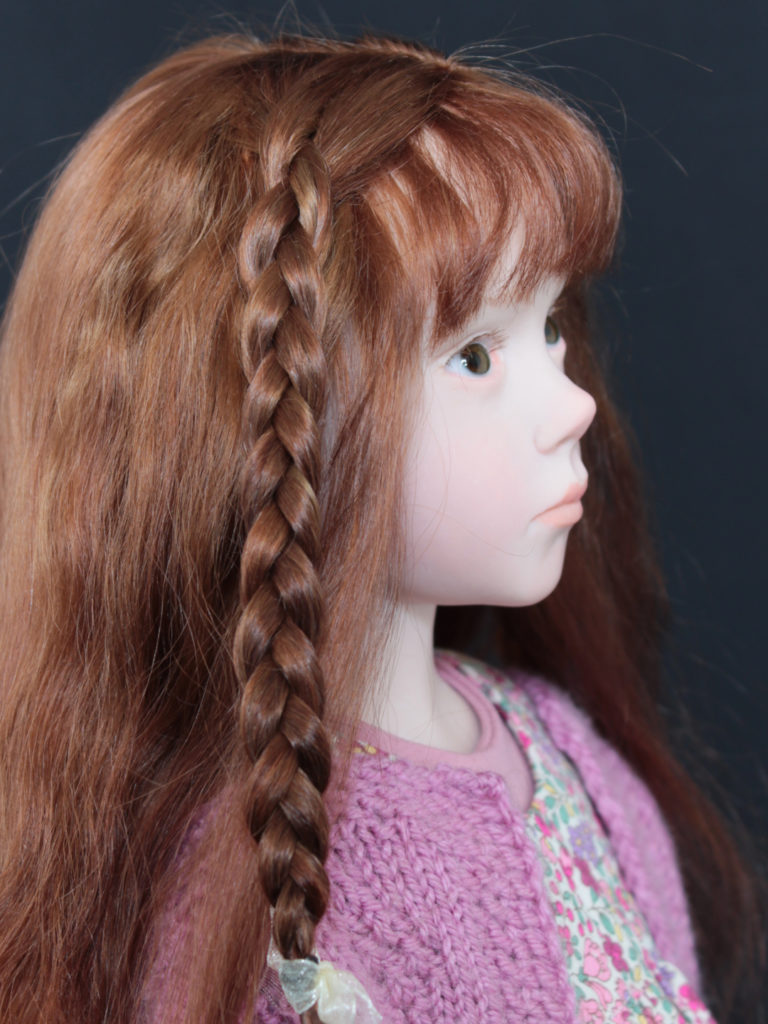 Laurence Ruet sculpture poupée pièce unique petite fille avec un gilet rose - 48 cm -