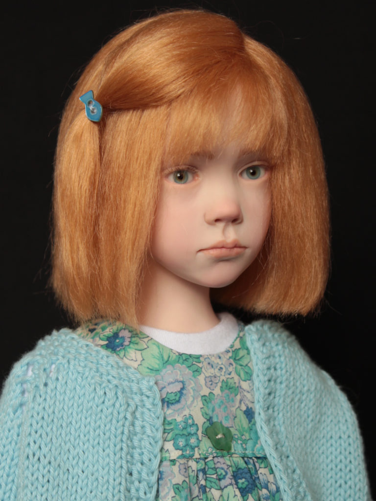Sculpture figurative petite fille avec une coupe au carré OOAK doll poupée de collection