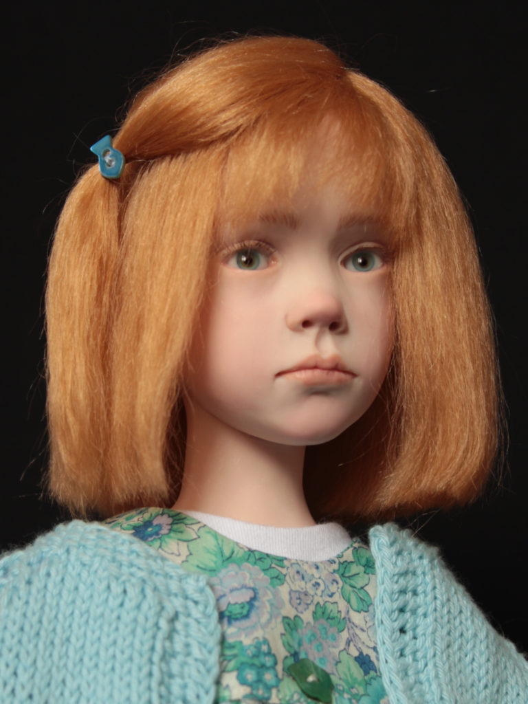 Sculpture figurative petite fille avec une coupe au carré OOAK doll poupée de collection