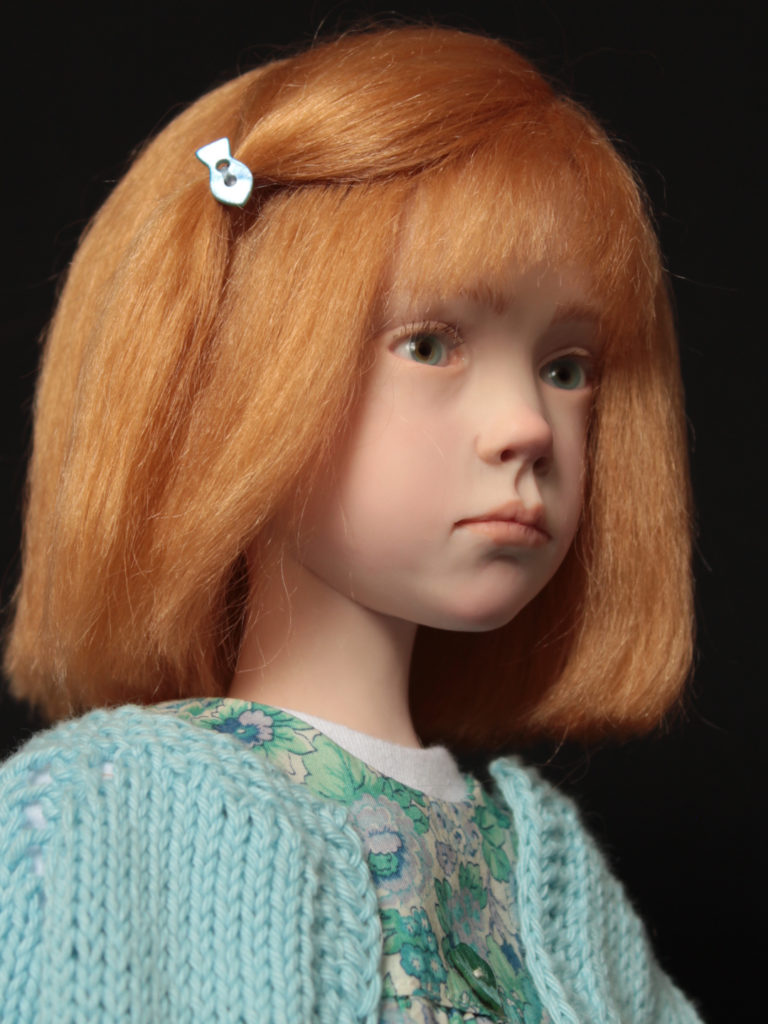 Sculpture figurative petite fille avec une coupe au carré OOAK doll poupée de collection