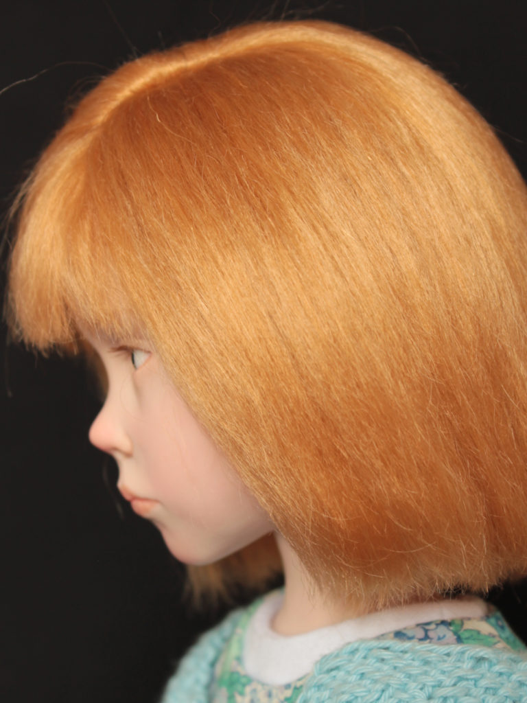 Sculpture figurative petite fille avec une coupe au carré OOAK doll poupée de collection