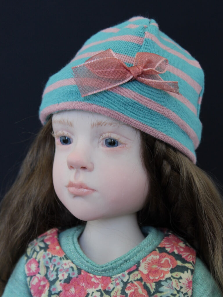 Collectible doll. Figurative sculpture by Laurence Ruet, unique articulated piece measuring 33 cm.